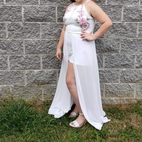 Premier Amour Dresses & Skirts - White floral formal dress